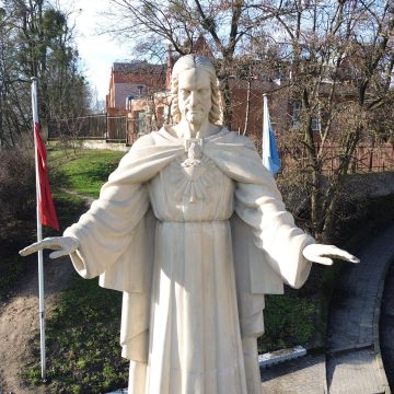 Dlaczego pomnik Chrystusa Zbawiciela to ważne miejsce dla lokalnej tożsamości?