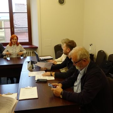 Ratusz: Stara odzież powinna być wyrzucana do kontenerów m,in. PCK