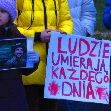 ,, To zło jakim jest wojna, wywołała dobro”. Symboliczna manifestacja na Starym Rynku