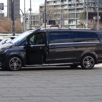 Ujawniamy czym jeździ marszałek. Producent reklamuje go jako kosmiczny pojazd