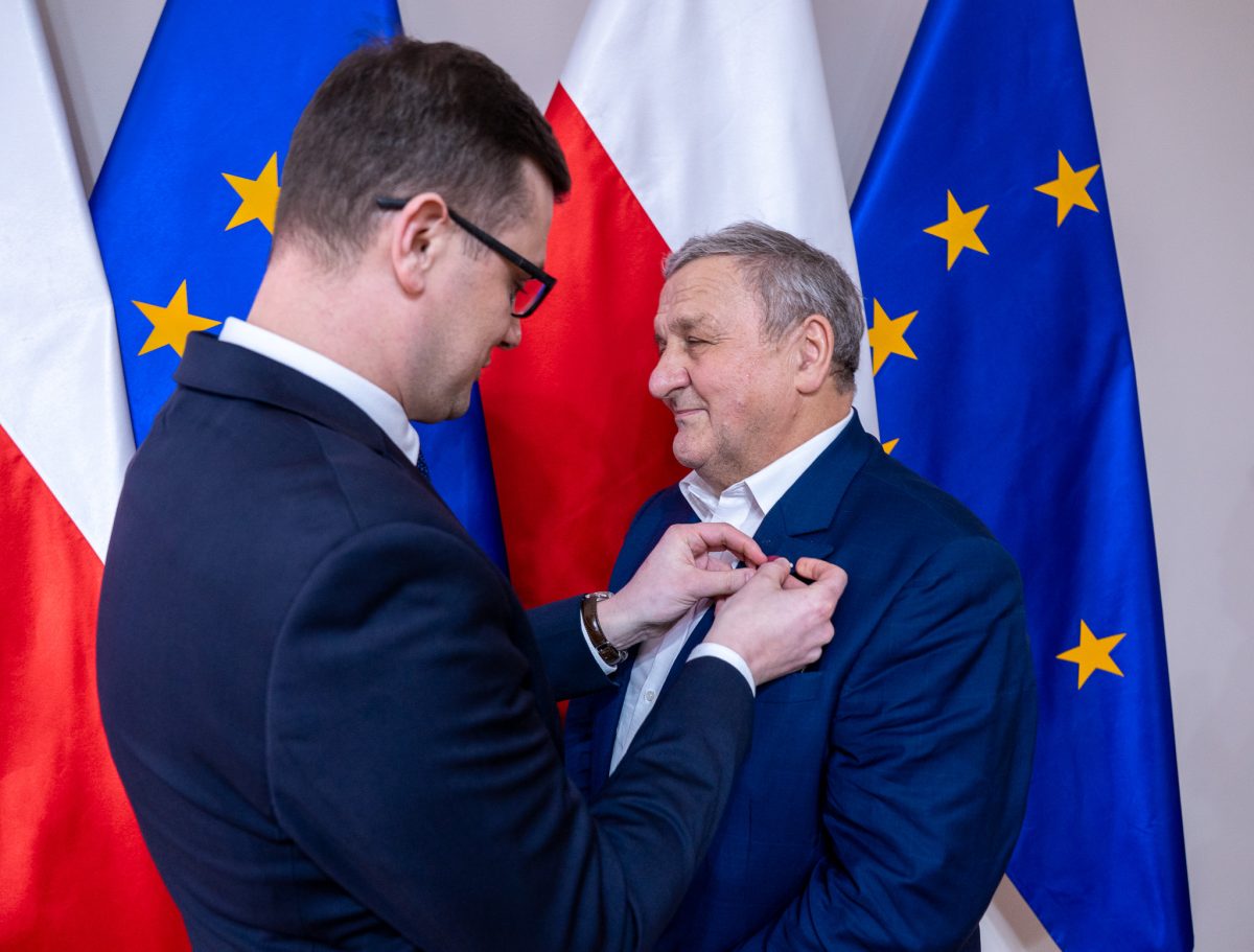 Stworzyli w Bydgoszczy potęgę przetwórstwa rybnego. Wyróżniono ich Złotym i Srebrnym Krzyżem Zasługi. Wojewoda wręczył Krzyże Zasługi dla Czesława i Stanisława Abramczyków (3)