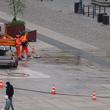 Płyta Starego Rynku przechodzi czyszczenie, a to oznacza początek sezonu