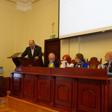 Radny miał przeprosić lidera KOD-u, a zaatakował na obradach sąd