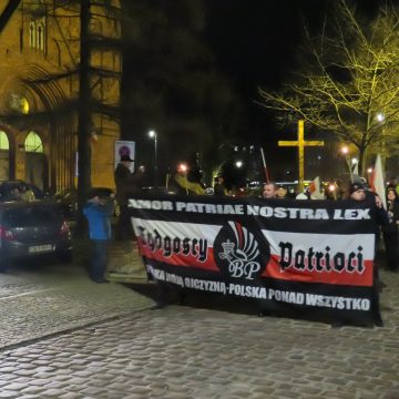 Fotografowali się w gabinecie partii co otwarcie chce rozbioru Ukrainy. Bydgoska prawica nie radzi sobie z radykałami