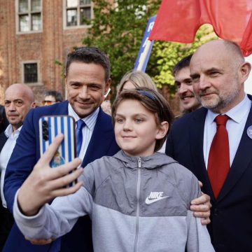 Zdjęcia z marszałkiem pomogą kandydatowi Trzaskowskiemu czy efekt będzie odwrotny? (komentarz wyborczy)
