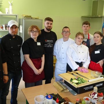 Przyszli kucharze uczyli się sztuki przyrządzania sushi