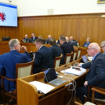 Marszałek wprowadził na sejmik uderzający w Bydgoszczy dokument, a potem się dziwił, że wyszła awantura