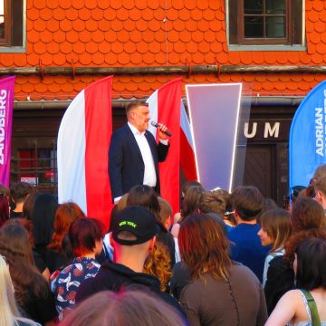 Zandberg w Bydgoszczy przypomniał, że kiedyś 8-godziny dzień pracy nie był oczywisty. Mówił też o potrzebie budowy silnego państwa