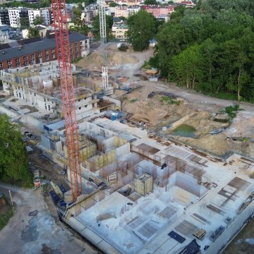 Nowa Nakielska w dawnej fabryce obrabiarek z widocznymi postępami