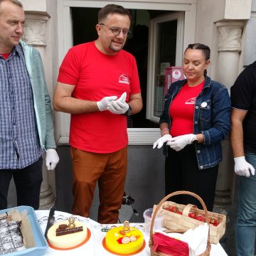 Od 8 lat jak ktoś ma za dużo jedzenie przynosi je, a jak ktoś za mało przychodzi