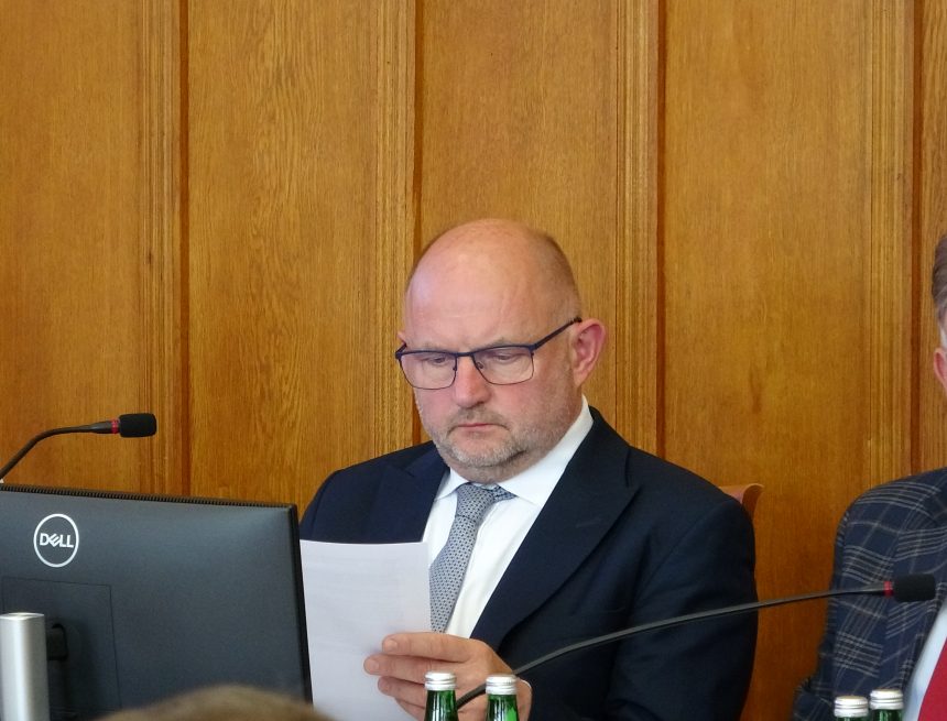 Urząd stwierdził poważne naruszenie w przetargu na samochody. Kluczowy okazał się wymóg ekranu LCD