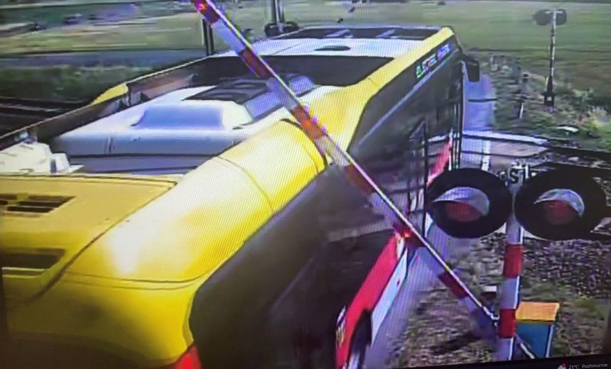 Kierowca MPK znowu wjechał pod pociąg. Będzie musiał się zmierzyć z kolejnymi zarzutami