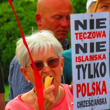 Prawica sprzeciwia się Centrom Integracji Cudzoziemców, chociaż brali pieniądze za integrację cudzoziemców