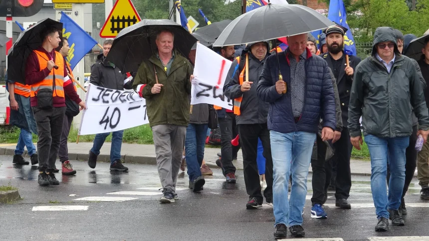 DSC01654 Maszyniści protestują przeciwko marginalizowaniu kolei. Kamienna jest nieprzejezdna