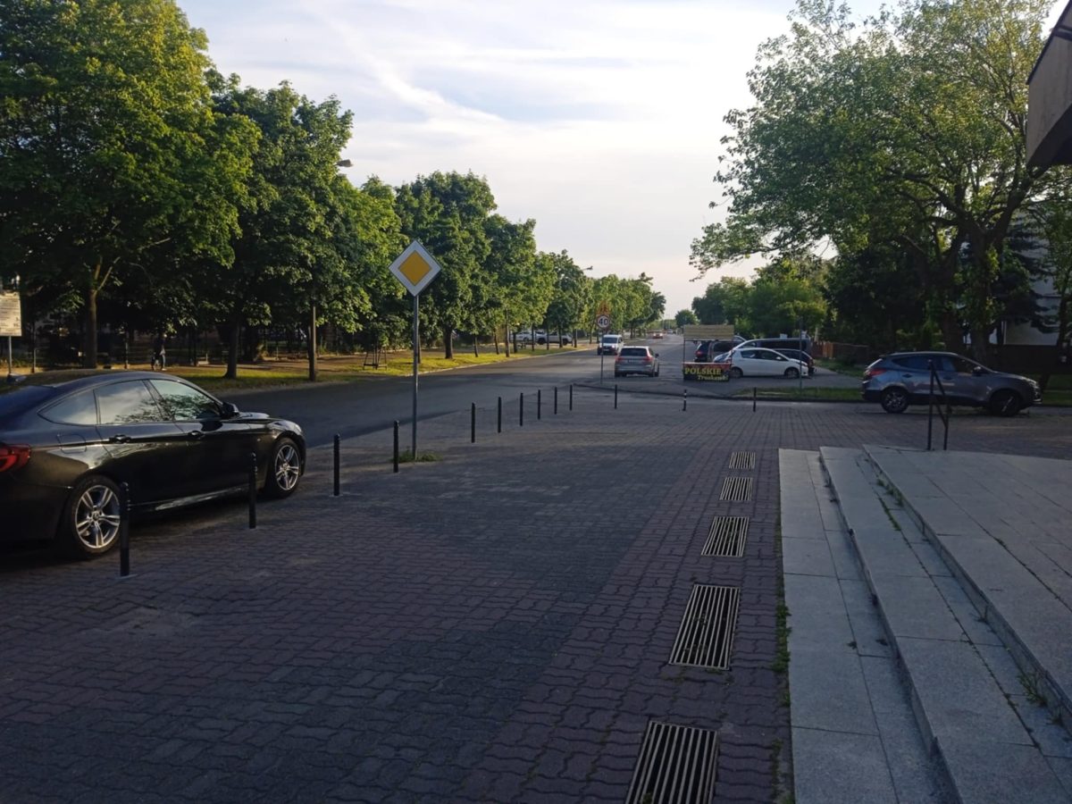 Drogowcy wyznaczyli chodnik, ale kierowcy uznali, że to parking. Będą znaki par