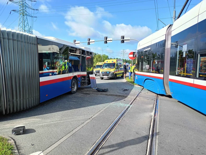 W Fordonie tramwaj zderzył się z autobusem