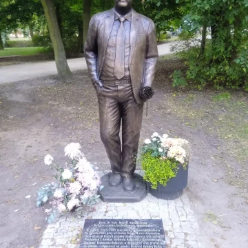 Na plantach stanął pomnik profesora od chryzantem
