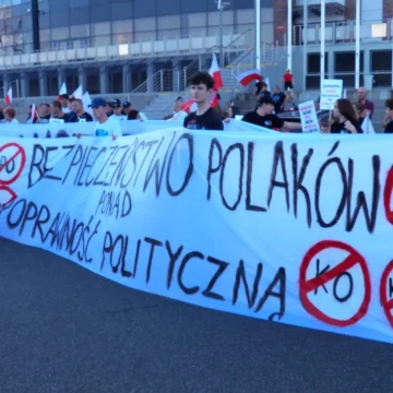 540449862_24364247063266511_1080796478411536809_n Działacze Konfederacji szli w marszu przeciwko Konfederacji i PiS-owi. Towarzyszył im miłośnik Putina