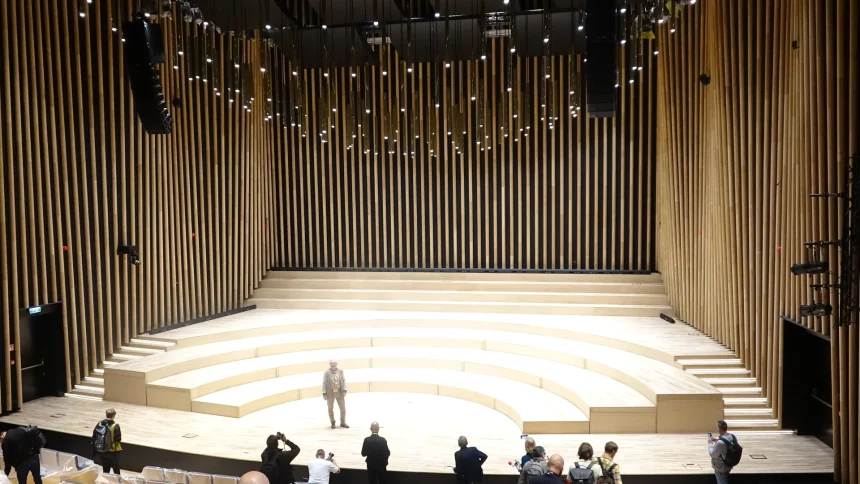 DSC02434 Akademia Muzyczna zachwyca wyglądem z zewnątrz. Na razie nagrodzono to co jest w środku