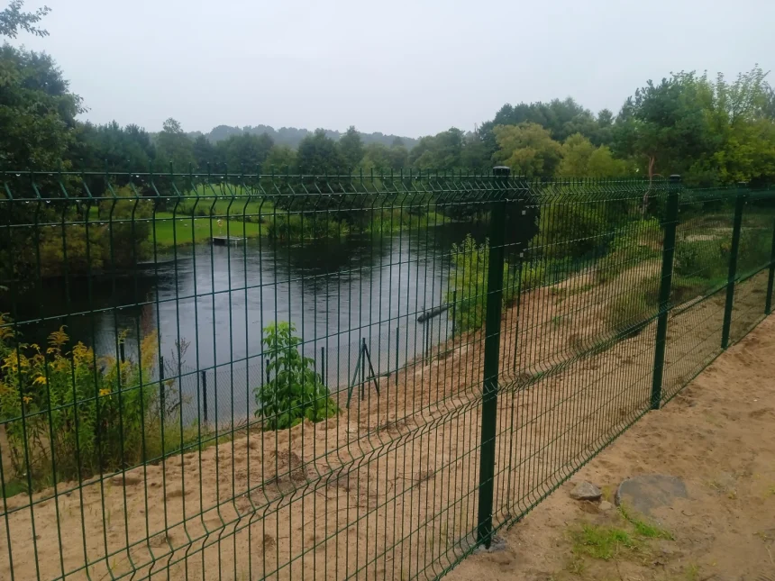 IMG_20250914_155911 Nad Brdą spożywano regularnie alkohol. Wodociągi ogrodziły teren