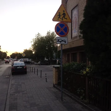 Siła przyzwyczajenia – samochodom grozi odholowanie, ale co z tego