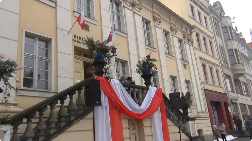 Screenshot 2025-10-28 at 19-58-32 (62) Inscenizacja z przekazania kluczy do Bydgoszczy (1920 rok) - YouTube Modernizacji biblioteki przy Starym Rynku nie będzie. Marszałek chce ją przeprowadzić w inne miejsce