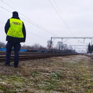 145-422653 Policjanci patrolują tereny kolejowe