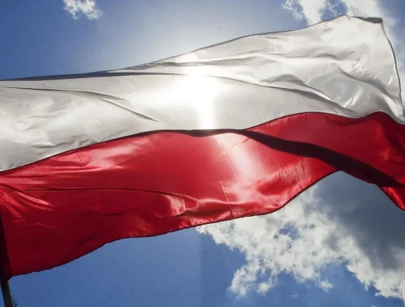 1920x810 Nie posiadał flagi narodowej to postanowił ją zerwać z budynku. Czy zostanie skazany za jej zniewagę?