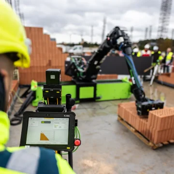 IMG_7404 Roboty na budowie zastępują budowlańców. Pierwsza taka inwestycja w Polsce powstaje w Koronowie