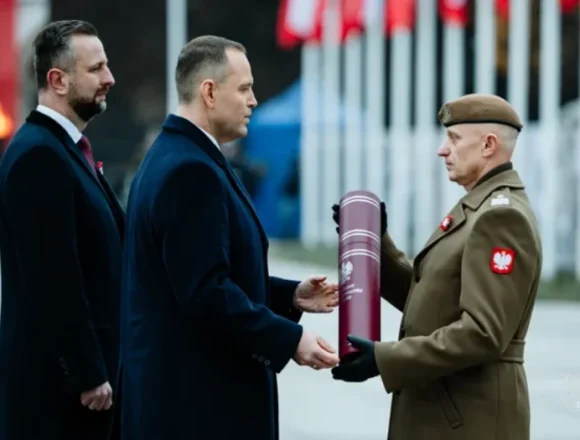 Screenshot 2025-11-13 at 08-25-17 s-750-420.webp (obraz WEBP 630×420 pikseli) Prezydent awansował na stopień generała dywizji wojskowego przez lata służącego w Bydgoszczy