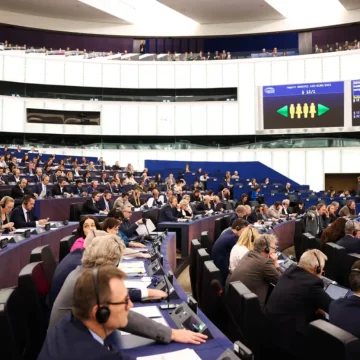 Screenshot 2025-11-25 at 17-21-40 20251125_EP-194498B_AH1_LD_056-PREVIEW.avif (obraz AVIF 1000×667 pikseli) Parlament Europejski za europejskim programem zbrojeń. Zyskać ma też gospodarka