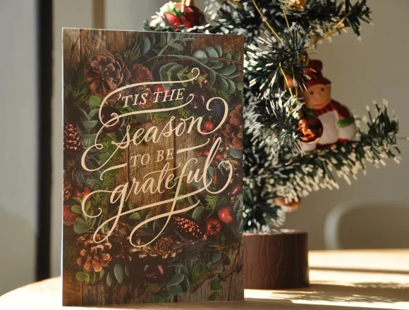 świąteczna kartka z choinką w tle