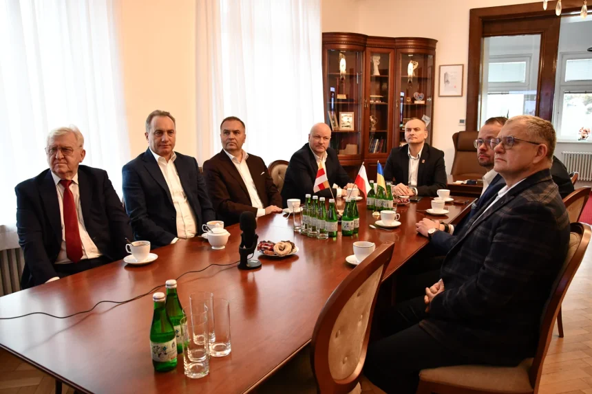 595853992_1168871255395999_5696387668220603247_n W ratuszu rozmawiali o współpracy z regionem wołyńskim. Radny PiS wskazuje na kontrowersje
