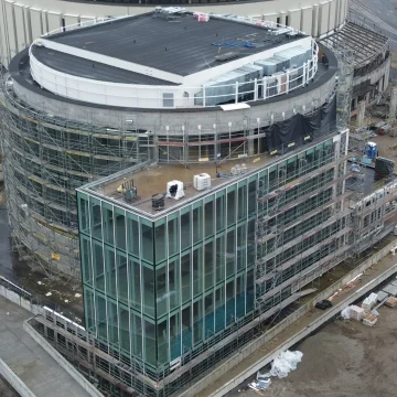 Opera Nova – szklana fasada rzuca się w oczy od strony Mostu Staromiejskiego