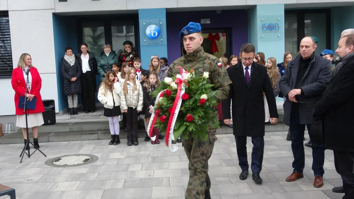 Tablica przed szkołą upamiętnia pierwszego polskiego żołnierza w NATO. Przez lata był wyklęty DSC03470
