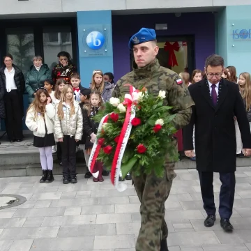 Tablica przed szkołą upamiętnia pierwszego polskiego żołnierza w NATO. Przez lata był wyklęty