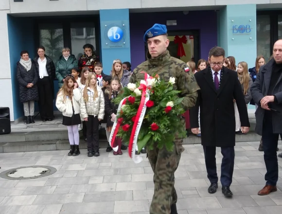DSC03470 Tablica przed szkołą upamiętnia pierwszego polskiego żołnierza w NATO. Przez lata był wyklęty