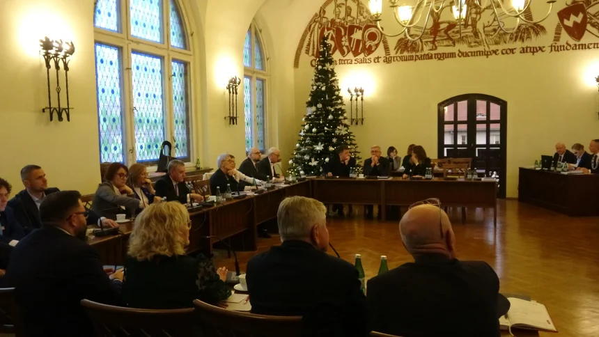 Inowrocław z budżetem na 2026 rok, a w nim środki na parking podziemny z funkcją schronu. Opozycja krytykuje…