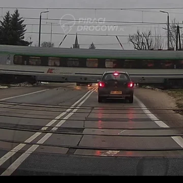 IMG_20251207_144235 Rozpędzony pociąg w Nowej Wsi Wielkiej wjechał między samochody