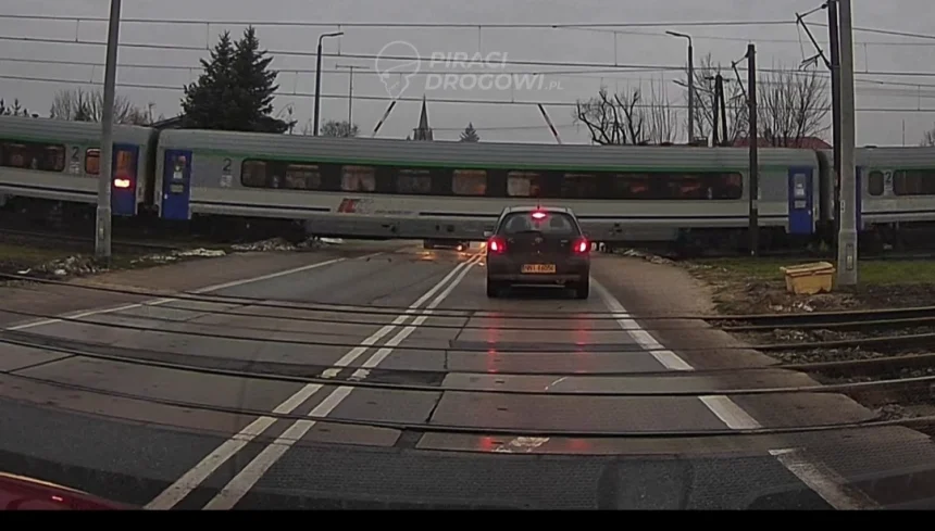 IMG_20251207_144235 Rozpędzony pociąg w Nowej Wsi Wielkiej wjechał między samochody