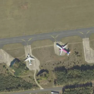 Screenshot 2025-12-03 at 11-37-08 geoportal.gov.pl Airbusy WizzAir-a nadal zaparkowane w Bydgoszczy. Jeszcze w lipcu było ich około 30