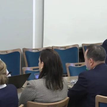 Ministerstwo chce znieść nakaz zatrzymywania się przed sygnalizacją. Kluczowe okazały się badania bydgoskiego naukowca