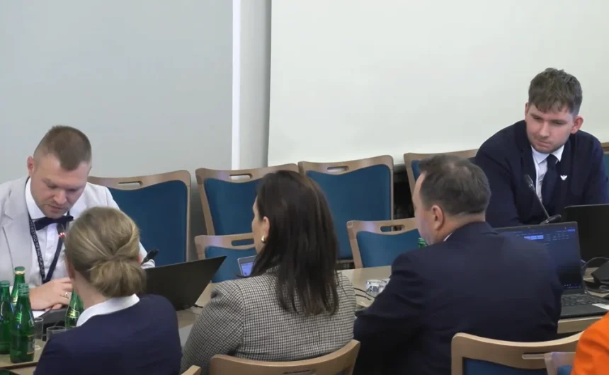 Screenshot 2025-12-10 at 15-53-59 iTV Sejm - transmisje archiwalne - Sejm Rzeczypospolitej Polskiej Ministerstwo chce znieść nakaz zatrzymywania się przed sygnalizacją. Kluczowe okazały się badania bydgoskiego naukowca