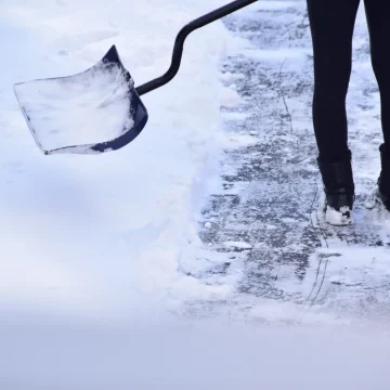 winter-season-snow-storm-snowfall-shoveling-legs-2024-12-01-19-54-57-utc Anomalia pogodowa pokazała, że mogliśmy przedwcześnie odejść od soli na chodnikach