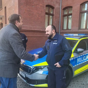 Samorządy zrzuciły się na radiowozy. Dorzucił też coś bank