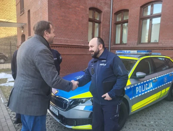 145-426323 Samorządy zrzuciły się na radiowozy. Dorzucił też coś bank