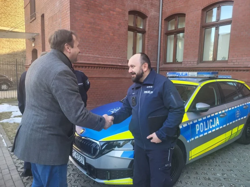 Samorządy zrzuciły się na radiowozy. Dorzucił też coś bank