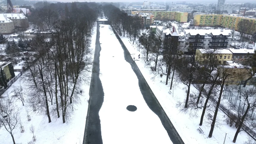 Nad Kanałem Bydgoskim naocznie zobaczyliśmy, że z lodem nie ma żartów. Bohaterska postawa Ukraińca