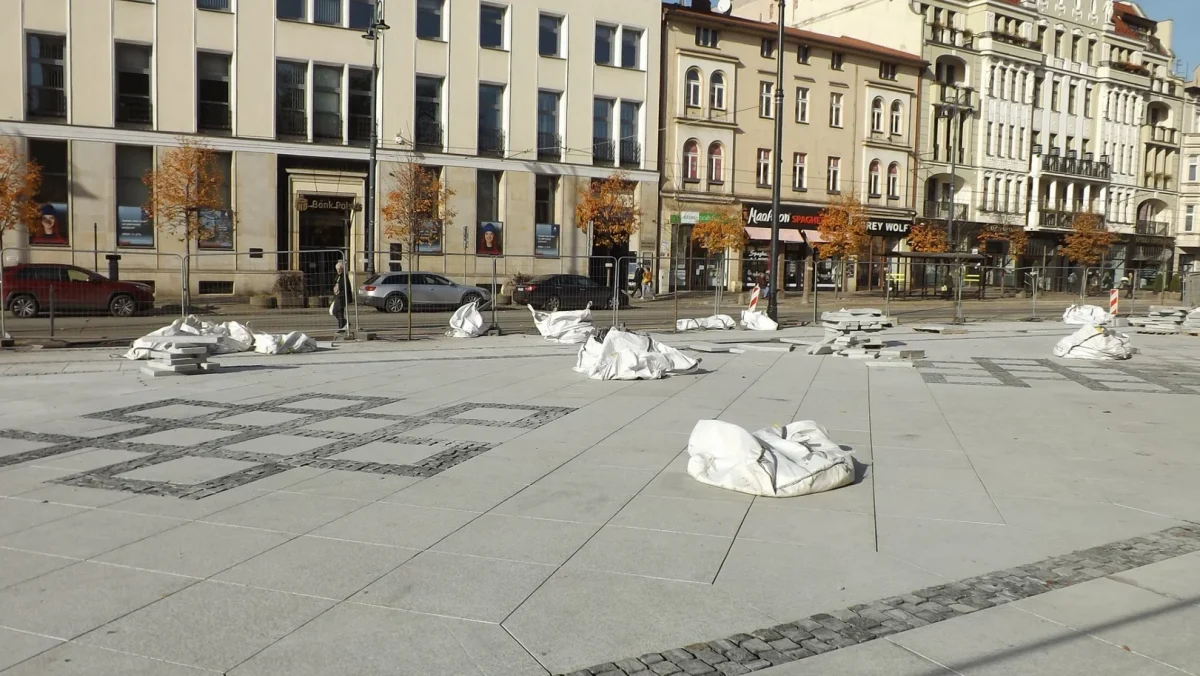 Zima wydłuży remont Placu Wolności. Święta Pracy 1 maja w tym miejscu nie będą jeszcze świętować Screenshot 2026-01-29 at 12-35-42 576400429_24948749034816308_9061694590955235222_n.webp (obraz WEBP 1917×1080 pikseli) — Skala (67%)