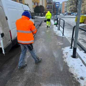 Marznący deszcz znowu zrobił lodowisko z chodników. Bez soli właściwie jesteśmy bezbronni